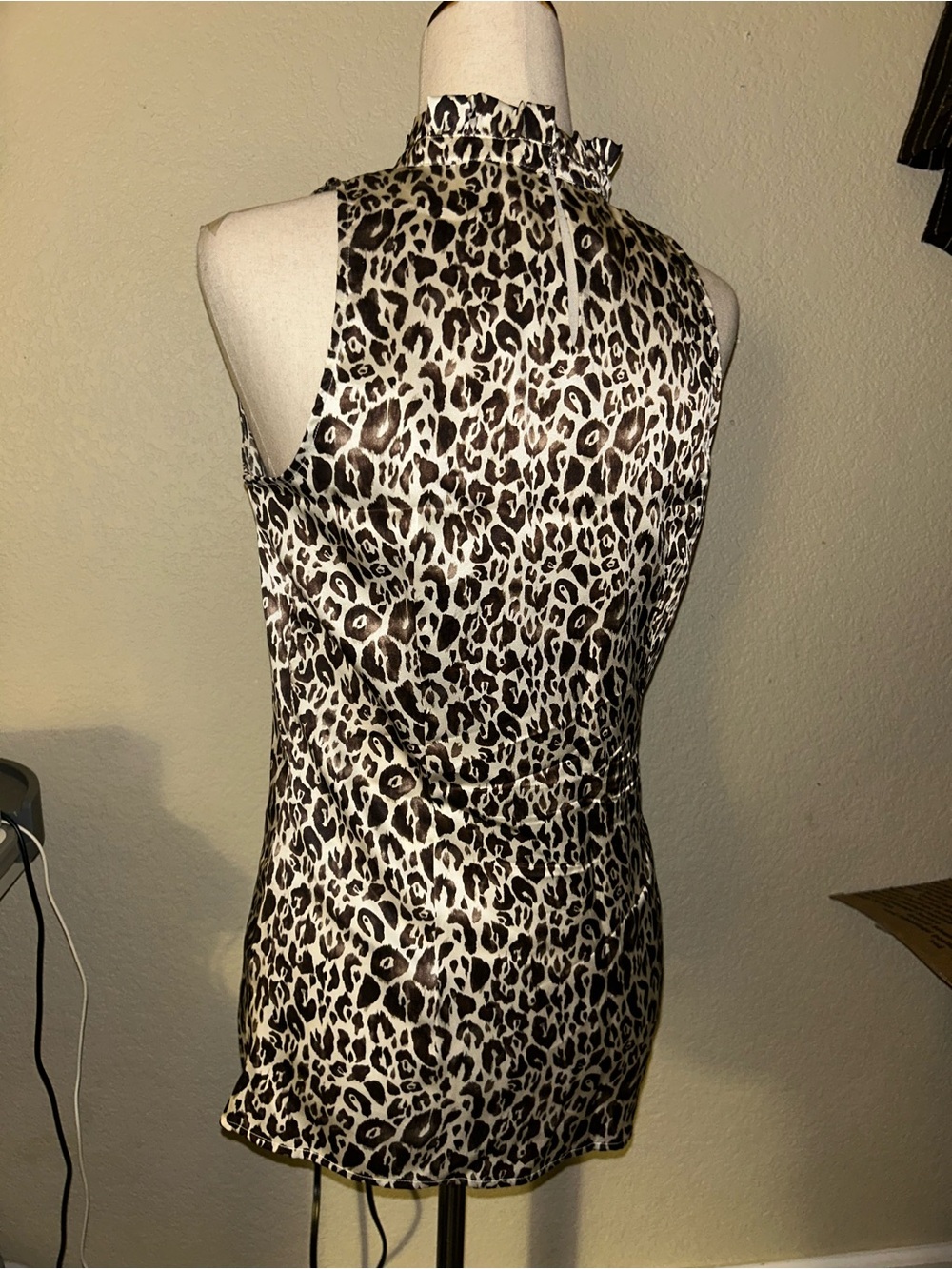 100% Silk Leopard Print Halter Top - Picture 4 of 6